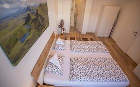 Deluxe New Innsbruck Center Apartment